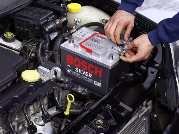 汽车蓄电池要怎样维护保养？