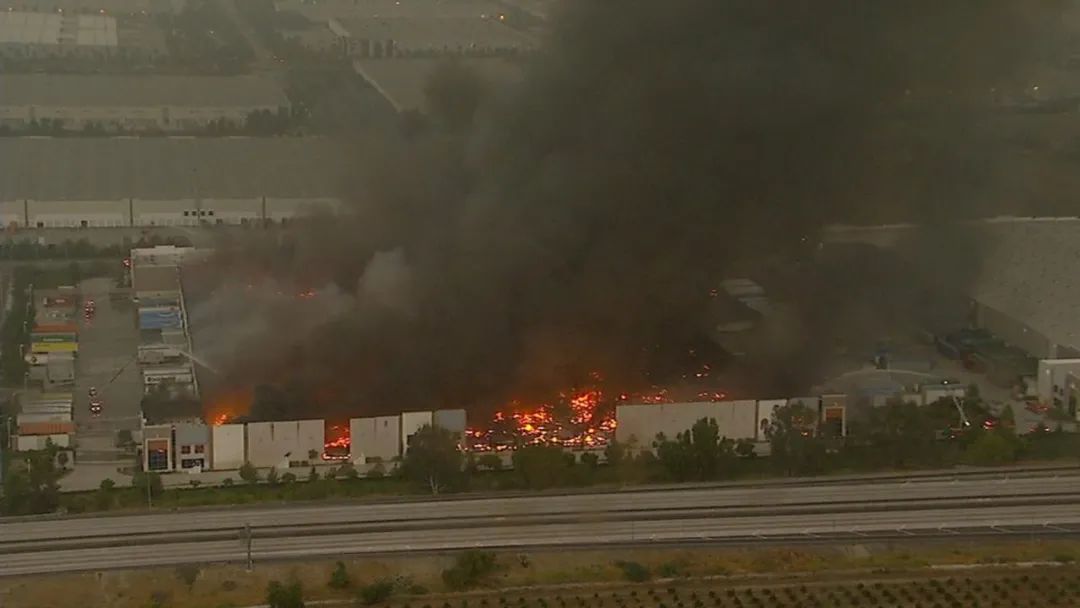 美国洛杉矶亚马逊物流中心突然发生大火！拖车和集装箱也被烧毁